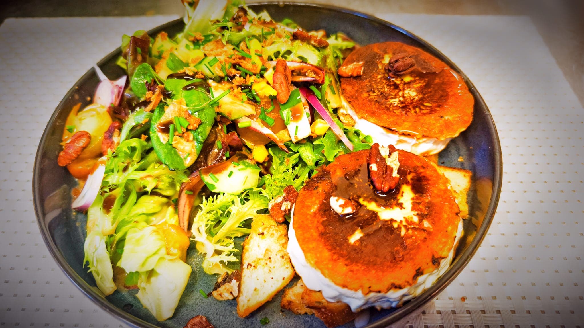 Salade fraîche aux ingrédients de saison